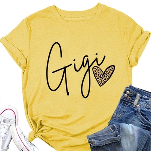 Mise à plat de t-shirt jaune Gigi avec cœur léopard, jean bleu et baskets blanches