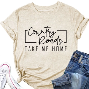T-shirt in cotone beige con stampa Country Roads Take Me Home vista dall'alto