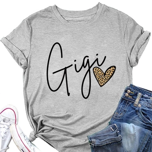 Détail du t-shirt gris col rond avec texte Gigi et imprimé cœur léopard décontracté