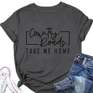 T-shirt grigio scuro con stampa Country Roads piatta abbinata a jeans denim blu