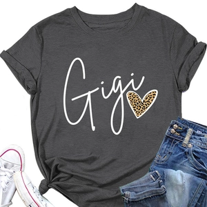 T-shirt gris foncé avec texte Gigi, imprimé cœur léopard et style décontracté à plat