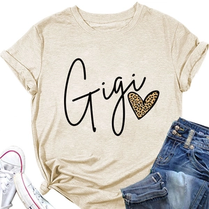 Détail de l'imprimé cœur léopard Gigi sur un t-shirt beige décontracté à col rond