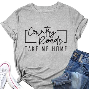 T-shirt grigia in cotone con stampa Country Roads abbinata a jeans blu lavati