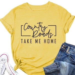 T-shirt in cotone giallo con stampa Country Roads, abbinata a jeans e scarpe da ginnastica