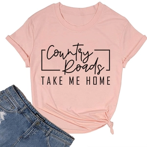 Dettaglio della maglietta rosa in cotone con stampa artistica Country Roads Take Me Home