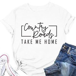 Dettaglio della maglietta in cotone con stampa Country Roads e styling con nodo laterale