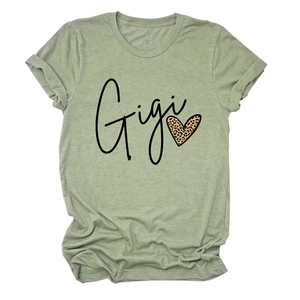 Détail du t-shirt chiné vert sauge avec imprimé cœur léopard et lettrage Gigi