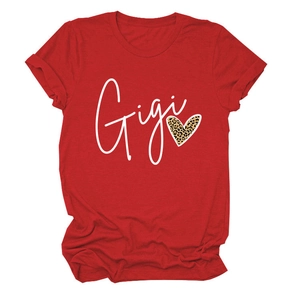 Vue détaillée du t-shirt rouge en coton avec cœur léopard et texte Gigi imprimé