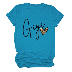 Détail du t-shirt bleu sarcelle avec texte Gigi et motif de cœur en imprimé léopard