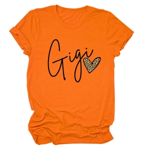 Détail du t-shirt orange à col rond avec texte Gigi et motif cœur léopard