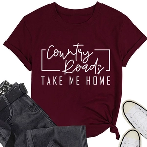 Dettaglio maglietta rosso vino con stampa Country Roads e nodo sulla parte anteriore