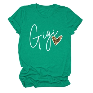 Détail du t-shirt vert à col rond avec lettrage Gigi et motif cœur léopard blanc