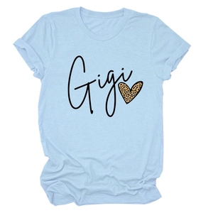 Détail de l'inscription Gigi et du cœur léopard sur un t-shirt bleu clair à col rond