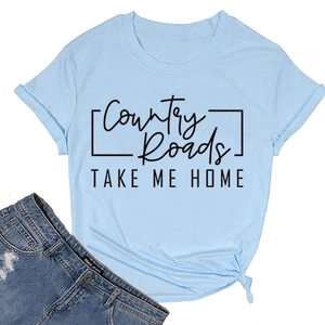 Dettaglio di una t-shirt in cotone azzurro con stampa Country Roads e nodo laterale