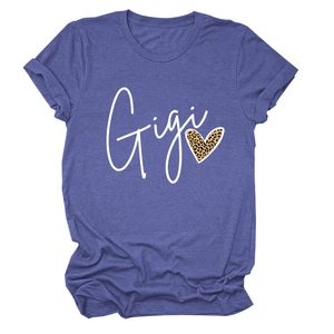 Détail du texte Gigi et du cœur léopard sur le t-shirt violet à manches courtes et col rond