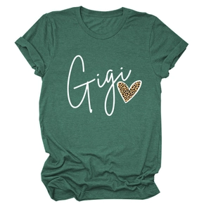 Détail d'un t-shirt col rond vert foncé avec texte Gigi et motif cœur léopard