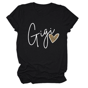 Détail du texte Gigi et cœur léopard sur t-shirt noir à col rond et coton