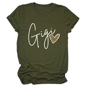 Détail du t-shirt vert armée à col rond avec texte Gigi et imprimé cœur léopard