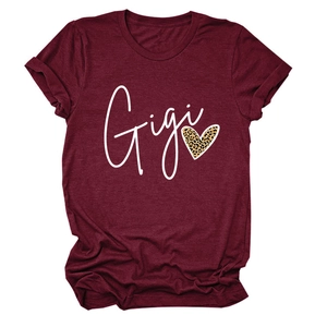 Détail du t-shirt bordeaux avec texte Gigi et motif cœur à imprimé léopard chic