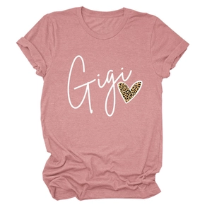 Détail de l'imprimé Gigi et du cœur léopard sur le t-shirt rose à col rond en coton doux