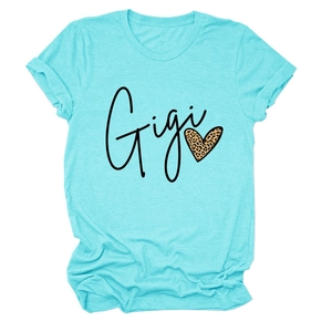 Détail d'un t-shirt en coton bleu sarcelle avec texte Gigi et cœur imprimé léopard