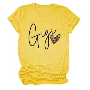 Détail de l'imprimé Gigi avec cœur léopard sur un T-shirt en coton jaune gingembre col rond