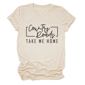 Dettaglio della stampa Country Roads TAKE ME HOME su t-shirt casual beige in cotone donna