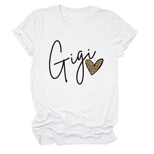 Détail du t-shirt blanc en coton avec texte Gigi et motif de cœur en imprimé léopard