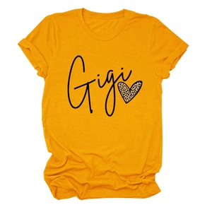 Détail du t-shirt jaune gingembre avec texte Gigi et motif cœur léopard brodé