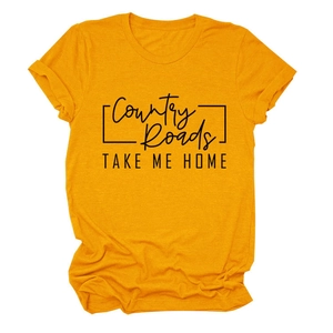 Dettaglio della stampa slogan Country Roads su maglietta gialla in cotone