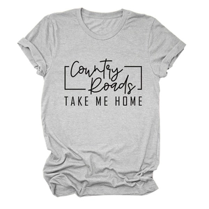 Dettaglio della stampa Country Roads Take Me Home su una t-shirt casual grigia