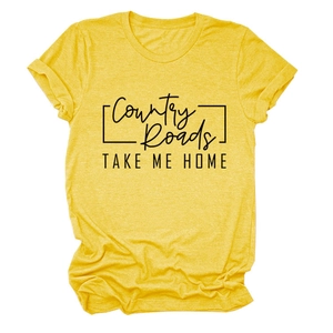 Dettaglio della stampa Country Roads su t-shirt casual gialla in cotone con girocollo