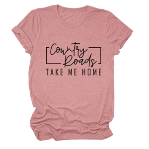 Dettaglio della stampa Country Roads Take Me Home su una t-shirt malva a maniche corte