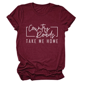 Dettaglio della t-shirt bordeaux con stampa Country Roads e risvolto sulla manica