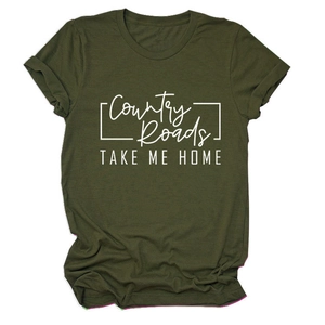 Dettaglio della stampa Country Roads su una t-shirt casual verde scuro a maniche corte