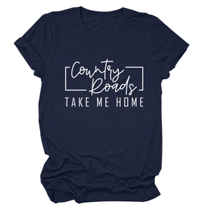 Dettaglio della scritta serigrafata bianca su una t-shirt casual in cotone blu navy