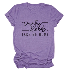 Dettaglio della maglietta viola girocollo con grafica Country Roads TAKE ME HOME