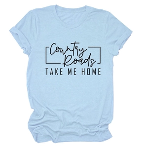 Dettaglio in piano della maglietta azzurra con stampa Country Roads Home