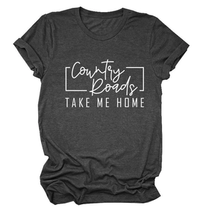 Dettaglio della t-shirt grigio antracite con stampa testuale Country Roads TAKE ME HOME