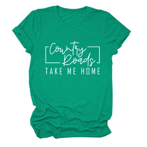 Dettaglio della stampa Country Roads su una maglietta verde casual da donna in cotone
