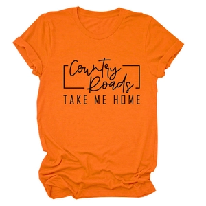 Dettaglio di una maglietta arancione girocollo con stampa Country Roads Take Me Home