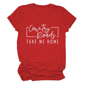 Dettaglio della t-shirt in cotone rosso con stampa grafica Country Roads TAKE ME HOME