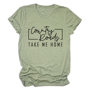 Dettaglio della stampa Country Roads Take Me Home su t-shirt in cotone verde oliva
