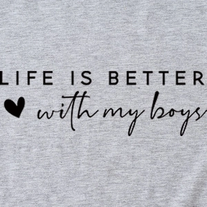 Graues Baumwoll-T-Shirt mit Life Is Better With My Boys Slogan und Herz-Grafik