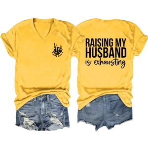 T-shirt jaune à col en V avec slogan et short en jean vieilli pour femme à plat