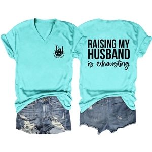 Détail du texte imprimé au dos du t-shirt à col en V pour femme au style décontracté