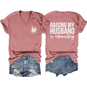 T-shirt col V avec imprimé 'RAISING MY HUSBAND' au dos et short en jean style délavé usé