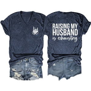 Détails du t-shirt bleu marine à col en V avec slogan et du short en jean usé assorti
