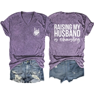 T-shirt col en V pour femmes avec imprimé Raising My Husband Is Exhausting violet