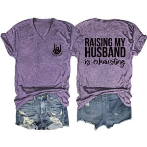 Détail du T-shirt col V Raising My Husband is Exhausting et de son short en jean